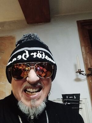 Und euer Lieblingsgeschenk Allen ein metallisches Weihnachtsfest.